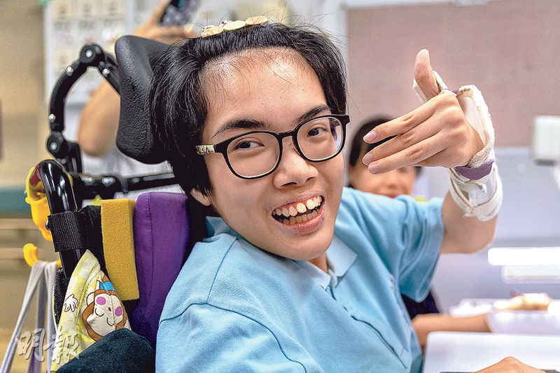 香港耀能協會高福耀紀念學校學生張凱喬患大腦麻痹、肌張力過高、下半身癱瘓，他立志做社工，昨日勉勵師弟妹「唔好因為身體限制而覺得自己唔得」。（林祉溢攝）