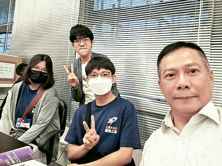 GREAT課程提供多元的企業實習機會。學生Keith（後排站立者）曾到KOLN 3D實習，接受公司創辦人丘榮豐的指導。
