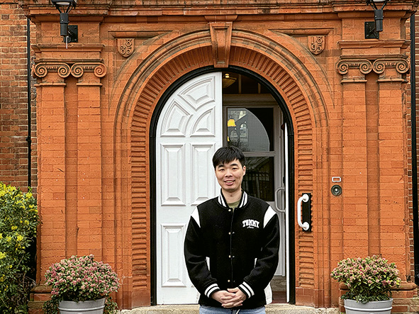 學士畢業生鄭俊煥獲頒約200萬港元全額獎學金，赴劍橋大學展開博士研究。
