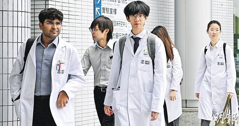圖為港大醫科生。大學聯招(JUPAS)今日放榜,共344人新學年升讀兩大醫科,其中港大有155人,佔其醫學額51.7%。該院時任院長梁卓偉2013年承諾「75%學額經JUPAS取錄」,讓基層學生向上流,現任院長劉澤星近年多次稱這目標「比較舊」。(曾憲宗攝)