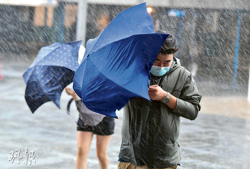 近年暴雨特別多，加上颱風來襲及酷熱天氣等挑戰，打工仔務必對上下班、復工、遙距工作、戶外工作等相關的勞工權益有更多的關注。（明報資料圖片）