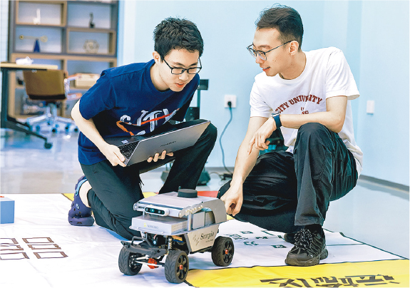  城大（東莞）學生協作調試ROS智能機械人。（城大東莞提供）