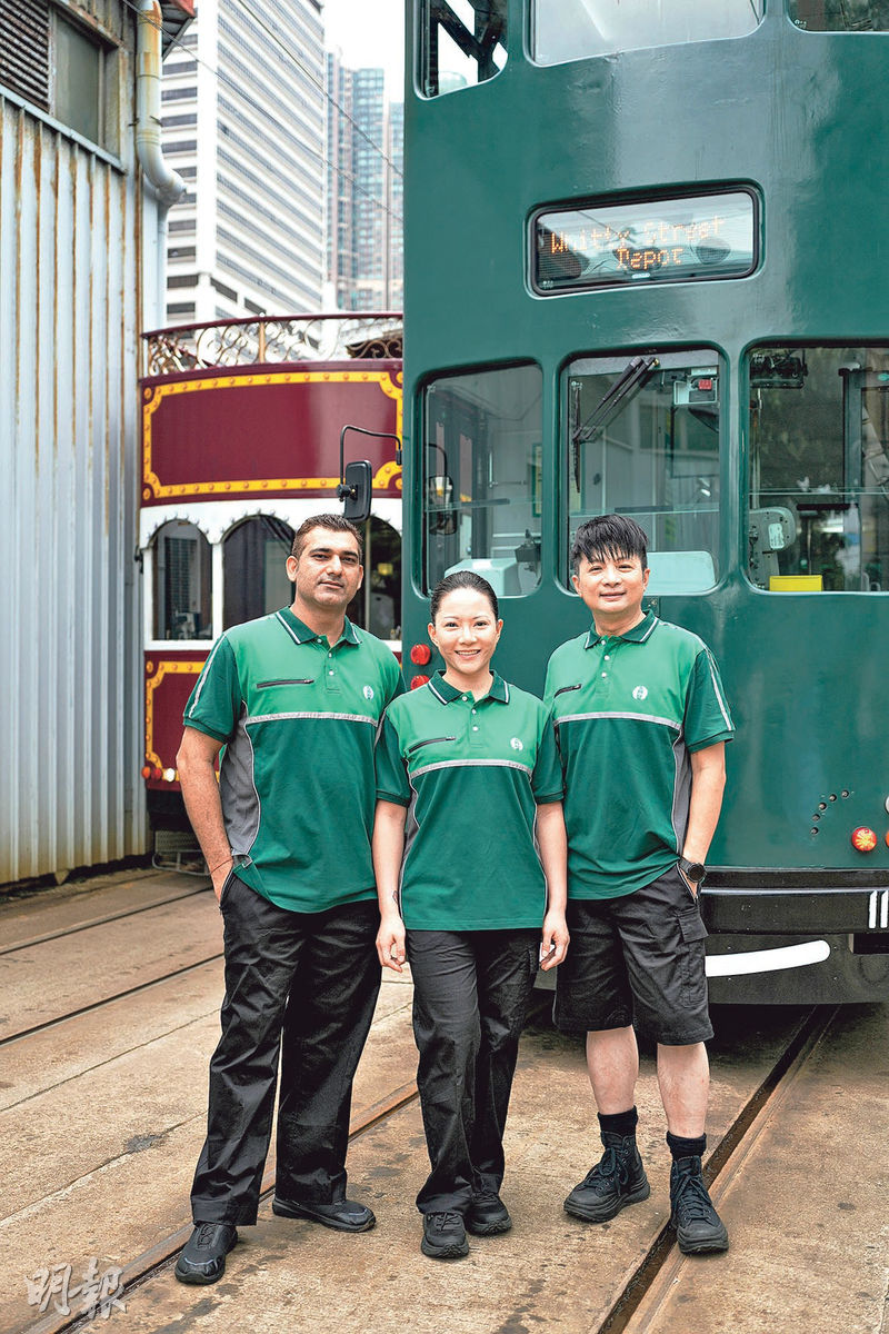 香港電車全線車長下月1日起更換新夏季制服，由現時的藍色恤衫長褲，換成與車身一樣的「香港電車綠」綠色短袖Polo衫，車長更可以選擇穿著長褲或短褲。（香港電車提供）