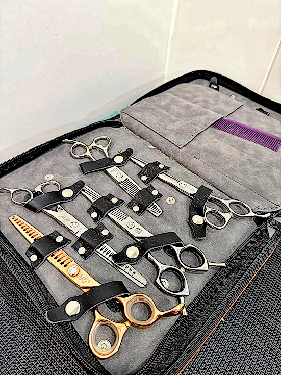 寵物美容師要熟悉使用不同的剪刀及梳具,以配合不同寵物的毛質與造型需要,修剪過程講求穩定手法與準確判斷。