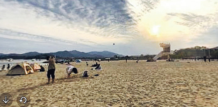 團隊為59歲女癌症病人到一個沙灘拍VR片(圖),配上沙灘海浪聲錄音。病人以VR眼鏡觀看,回味與丈夫昔日漫步沙灘的時光,丈夫亦感謝團隊。(伊利沙伯醫院提供)
