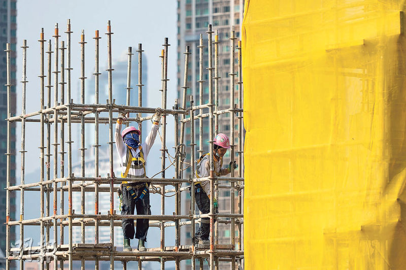 國際通用的「濕球黑球溫度（WBGT）」比起「香港暑熱指數（HKHI）」，更多考慮在戶外工作的人。（資料圖片）