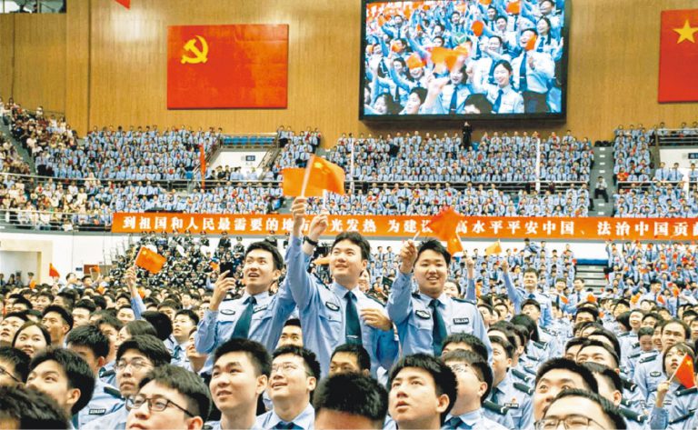 內地年輕人就業趨勢｜抱求穩心態 尖子爭讀軍警院校 錄取線急升 直逼清華 學者：一旦入讀難轉行