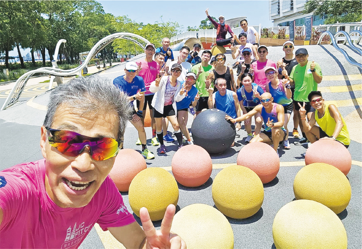 記者問ET（前）如果不選運動，退休後會做什麼？他說可能是與物理有關的興趣，因為自己中學時沒有選讀理科。（受訪者提供）