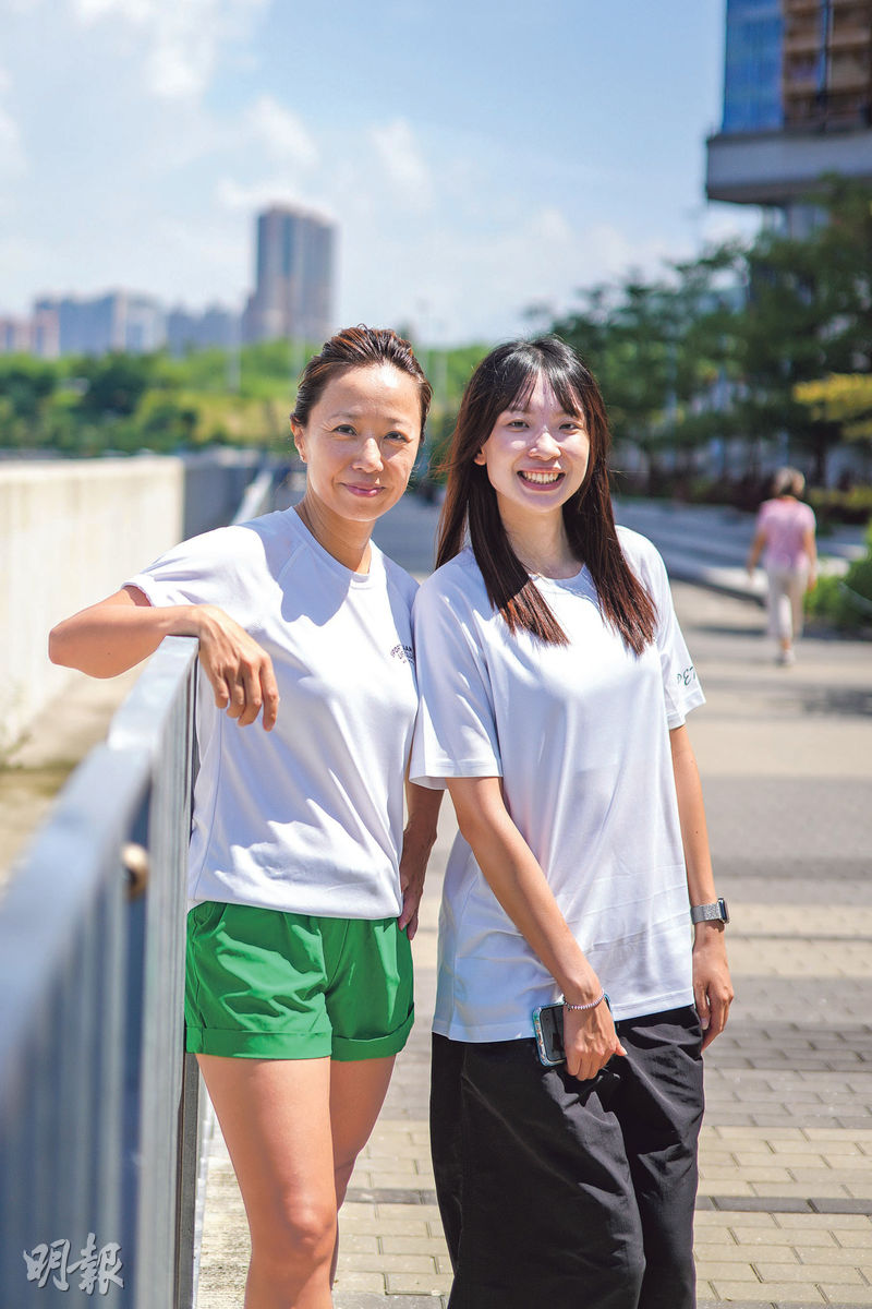 Social S聯合創辦人黃婷（Tina，左）及員工張映萍（Penny，右）認為運動的效益很多，例如有助長者遠離孤獨。（黃志東攝）