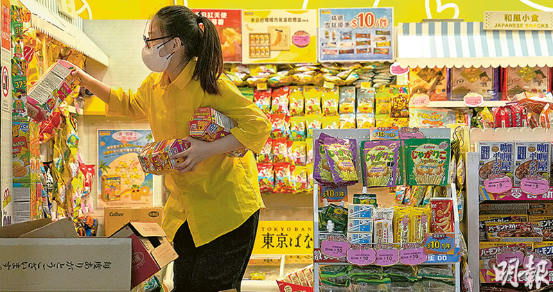 圖為港鐵香港站一間零食店。政府統計處數字顯示,去年本港零售及進出口貿易業就業人數跌幅較顯著,分別較2020年下跌12.7%及17.7%。(廖凱霖攝)