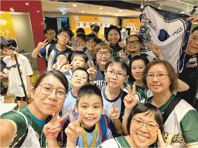 全女班的聯賽隊伍「神棋女俠」今年不但做了新隊衣（綠色），更為親友及支持者製作不同顏色版本（藍色），營造出fans club的應援氣氛。（受訪者提供）