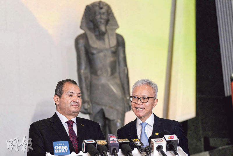 香港故宮文化博物館長吳志華(右)稱,埃及最高文物委員會秘書長H.E. Hisham El-Leithy(左)十分欣賞「古埃及文明大展」中逾10項多媒體裝置,館方會將裝置贈予對方。(楊柏賢攝)