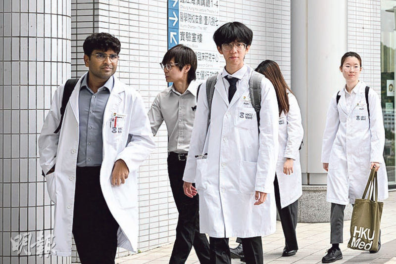 圖為港大校園內的醫科生。港大醫學院修訂醫科入學語言要求，由以往列明「需具良好粵語能力」，修改為「需具良好中文能力」，而入學面試時可說普通話。（資料圖片）