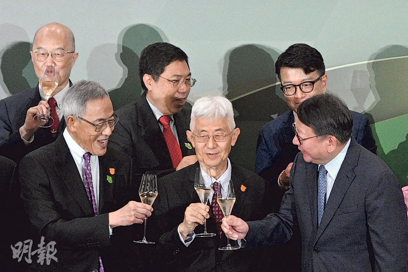 樹仁大學校董會主席丁午壽（前排左起）、校長胡懷中、校友兼政務司長陳國基於樹仁大學55周年校慶午宴暨長期服務獎頒獎典禮上祝酒。（曾憲宗攝）