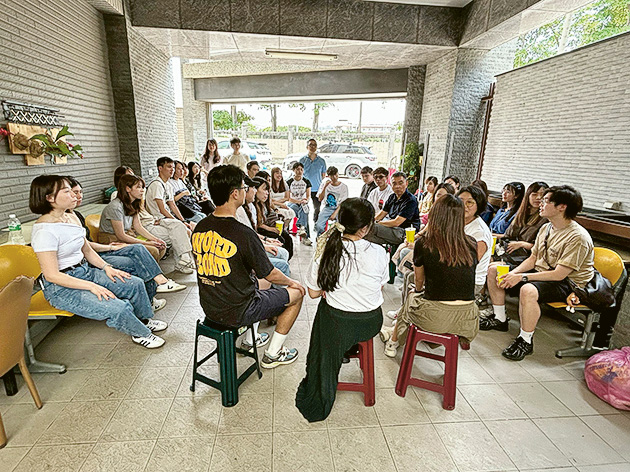進修精神健康碩士課程有助培養前線人員的整合能力。(圖為學員到訪台灣社區精神健康中心,了解當地的支援服務。)