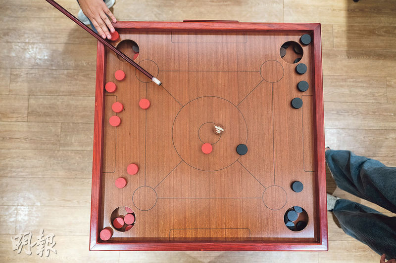 康樂棋套裝--現時裕華有售的康樂棋套裝分為高級版（$2290）及專業比賽版（圖，$2800），兩者主要分別在於後者的邊框材料為較耐打的非洲紅木，不易變形。（鍾林枝攝）