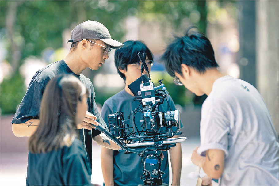「香港新晉創作人協會」的代表文佩卿認為，影像創作需要一整個團隊，是次計劃希望把重點放在導演、編劇以外的其他創作崗位，攝影便是學員其一可以參與學習的崗位。（朱錦滿攝，「香港新晉創作人協會」提供）