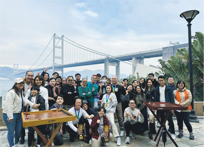 社區體驗日--李浩翔（前排右一）與朋友阿不創辦的香港康樂棋協會經常到不同社區舉辦體驗日、小型賽事，足迹遍及荃灣、旺角、馬灣（圖）、大埔、觀塘。（受訪者提供）