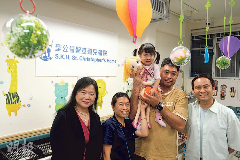 圖左起為聖公會聖基道兒童院總幹事麥潤芸、「愛幼坊」日託服務使用者林太、其兩歲半的女兒鈳焮和丈夫林先生,以及聖公會聖基道兒童院服務總監康浩禎。鈳焮去年開始在愛幼坊接受日間託兒服務,在中心學習了不少自理技巧。(廖凱霖攝)