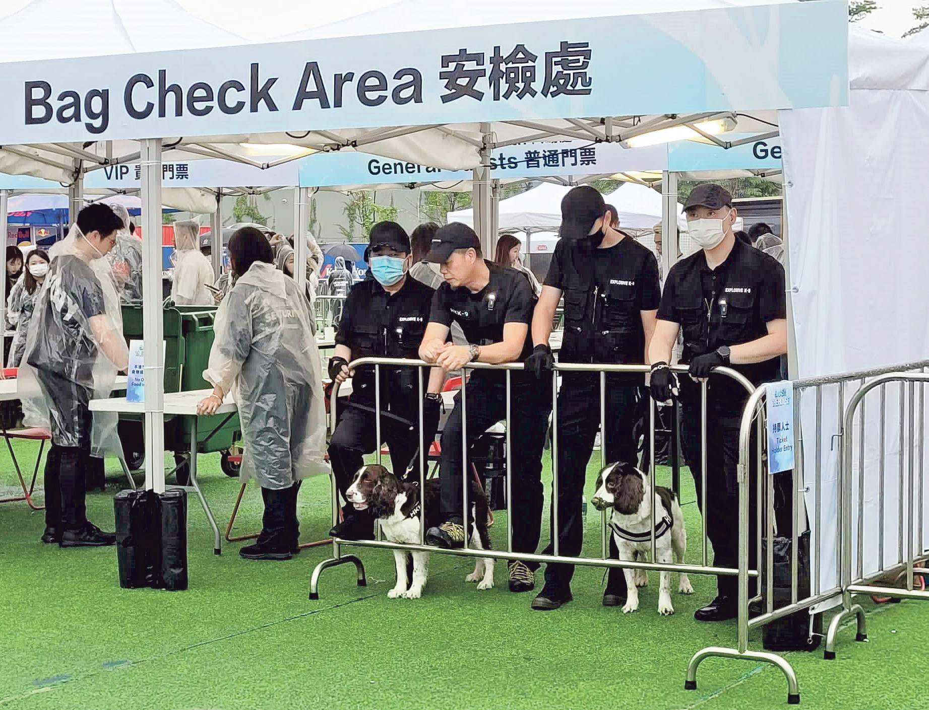 領犬員是寵物相關行業的新興工種之一，可分為保安犬領犬員、工作犬領犬員及防衛犬領犬員。