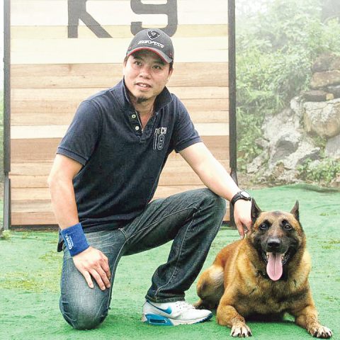 香港K-9訓練學院校長沈偉志（Lewis）表示，訓犬師的工作一般不會危險，然而要留意狗狗的行為變化多端，隨時會有不可預知的問題發生，考驗訓犬師的專業知識和「執生」能力。