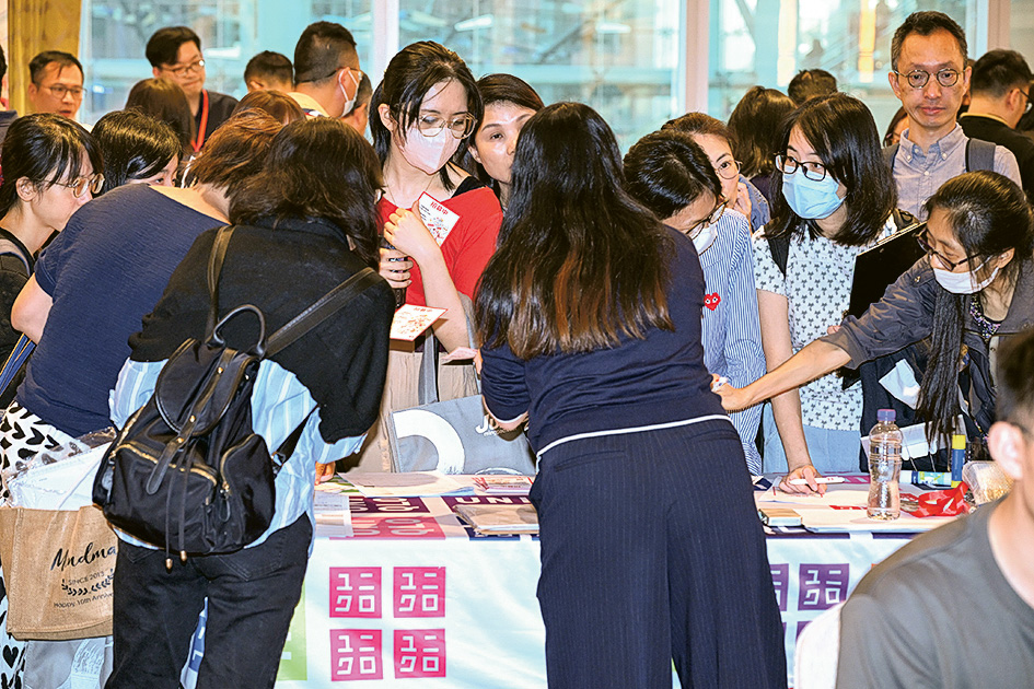 大批求職、轉職及有意進修人士入場支持「JUMP招聘及進修日」，物色理想職位及報讀心儀課程。參加者踴躍與參展機構互動交流，多場講座更是座無虛席，場內求職及進修氣氛濃厚。