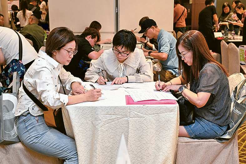 大批求職、轉職及有意進修人士入場支持「JUMP招聘及進修日」，物色理想職位及報讀心儀課程。參加者踴躍與參展機構互動交流，多場講座更是座無虛席，場內求職及進修氣氛濃厚。