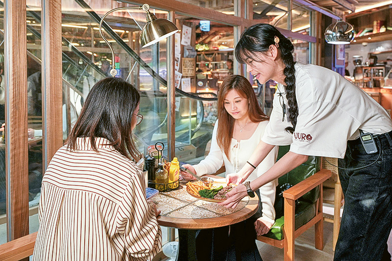 「JUMP招聘及進修日」10.24來了！場內設「企業」和「護理．社福．教育」兩大專區，立即報名，屆時一站式向各大參展機構申請及面試心儀職位、報讀課程，還可以掌握職場行情，為好前程做足準備！