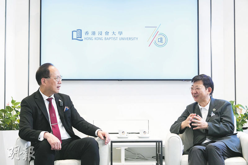 衞炳江校長（左）知道何順文教授（右）曾在浸大任教，請他應多回浸大，何順文就透露其實他除了曾是浸大教師，也是舊生，稱早年留學前曾短暫在浸會讀書。（楊柏賢攝）