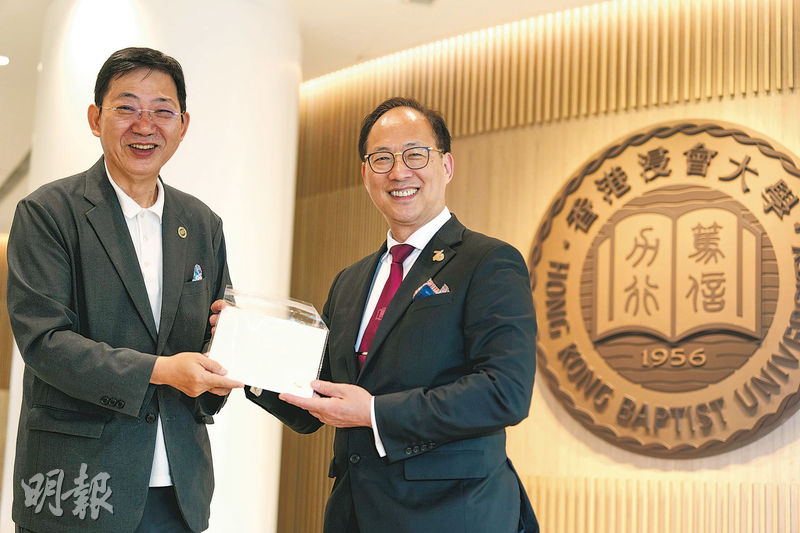 衞炳江校長（右）知道何順文教授（左）曾在浸大任教，請他應多回浸大，何順文就透露其實他除了曾是浸大教師，也是舊生，稱早年留學前曾短暫在浸會讀書。訪談後何向衞致送感謝卡。（楊柏賢攝）