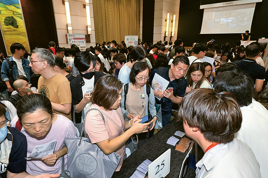 參加者積極到訪不同參展機構，了解最新職場行情。