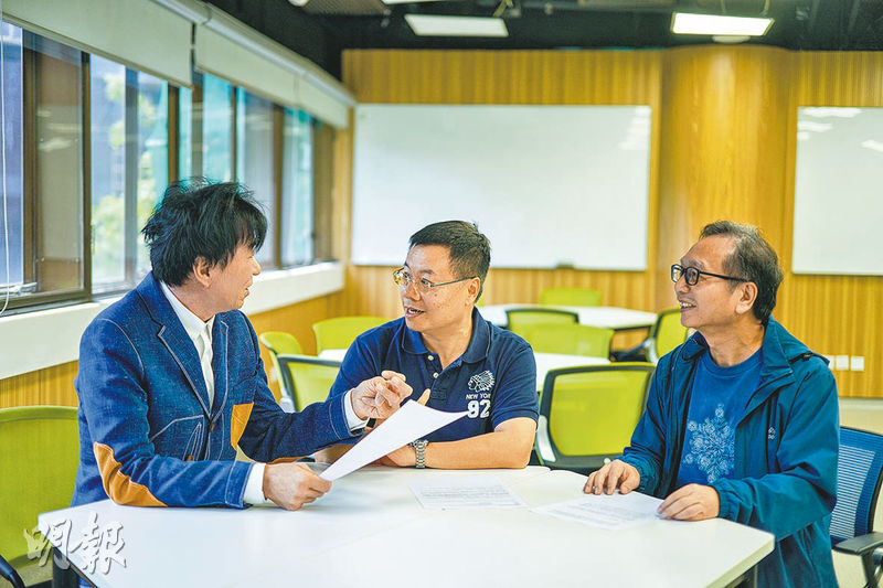 重返校園不僅讓樂齡人士尋回生活重心，更擴闊他們的社交圈子。除了與志同道合的同輩旁聽生相約飲茶、聽演唱會，更會透過社交平台與年輕學生保持互動。（黃志東攝）