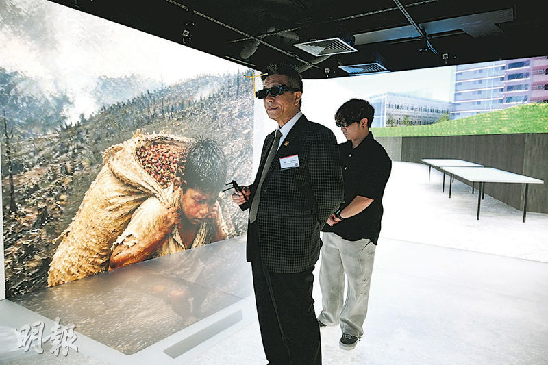 THEi太古教學中心內設「沉浸式體驗室」，只要戴上3D眼鏡，透過虛擬實境（VR）等技術，能仿如置身於不同場景。（曾憲宗攝）