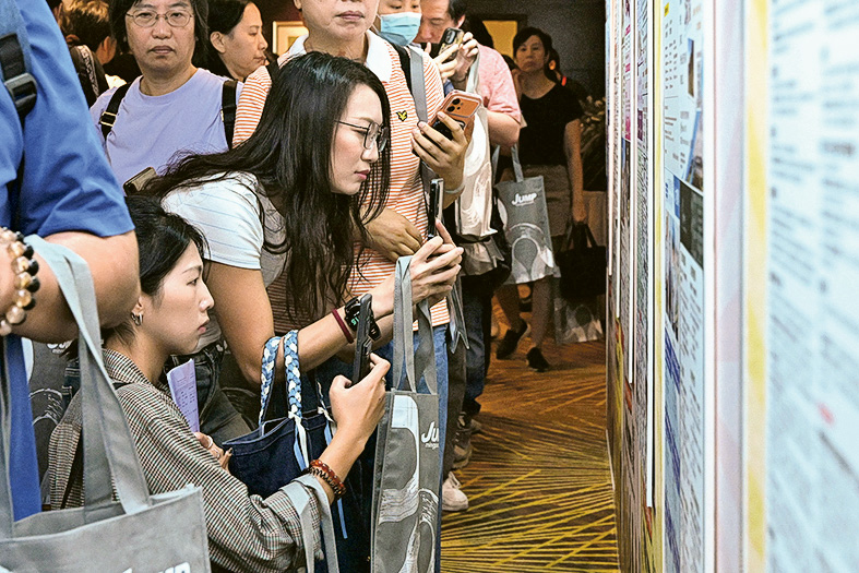 參加者駐足瀏覽職位空缺展板，了解最新職缺情况。