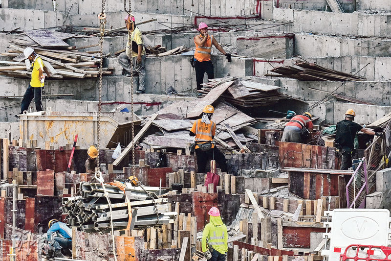 圖為一批工人在地盤工作。香港建造業總工會昨公布2026/27年度建造業主要工種薪酬調整結果，16項工種中只有雲石工加薪6.67%，其餘15項均凍薪。（盧曼盈攝）