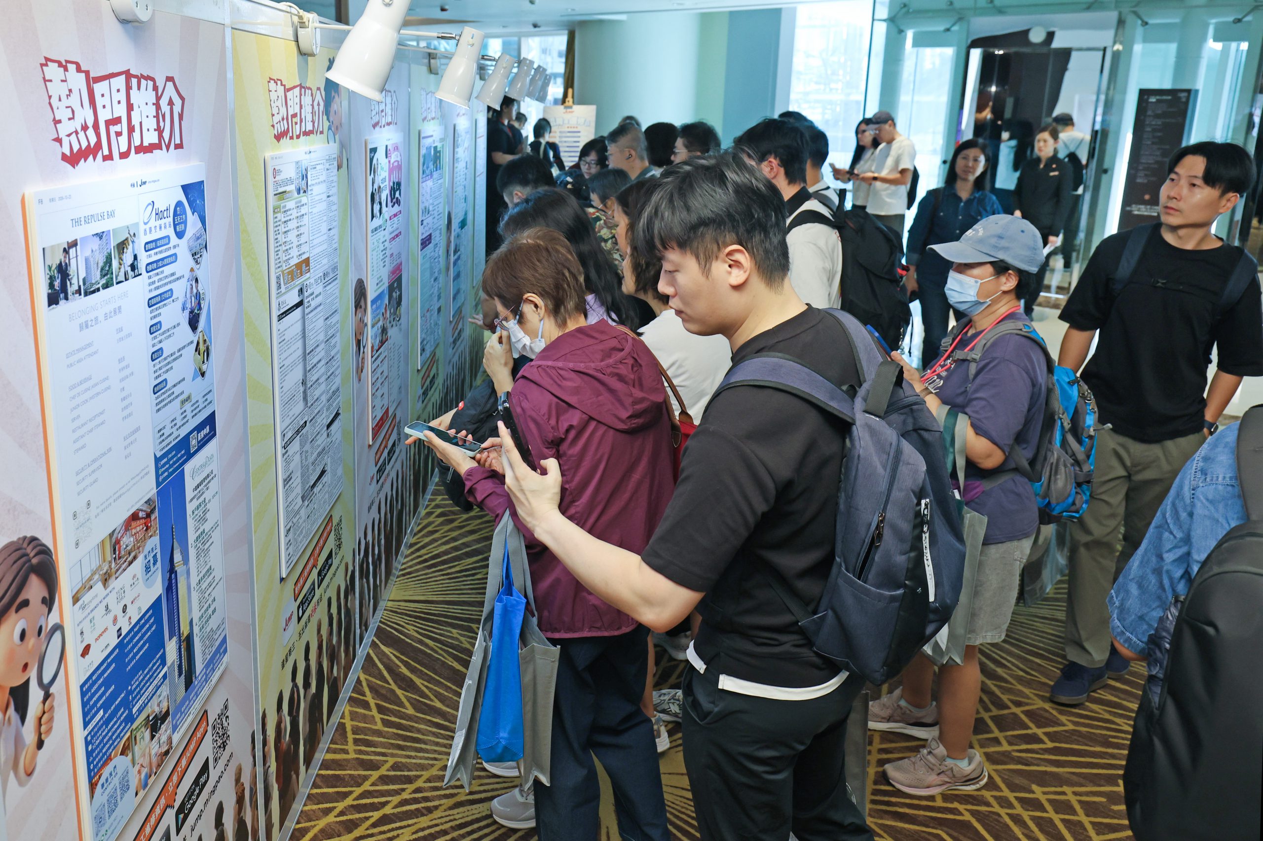 參加者駐足瀏覽職位空缺展板，鎖定心儀職位。