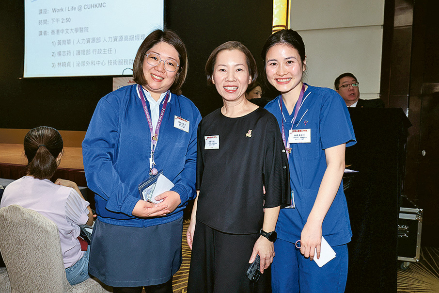 香港中文大學醫院人力資源高級經理黃育華（中）、泌尿外科中心技術服務助理Carrie（右）及護理部行政主任Cindy（左）