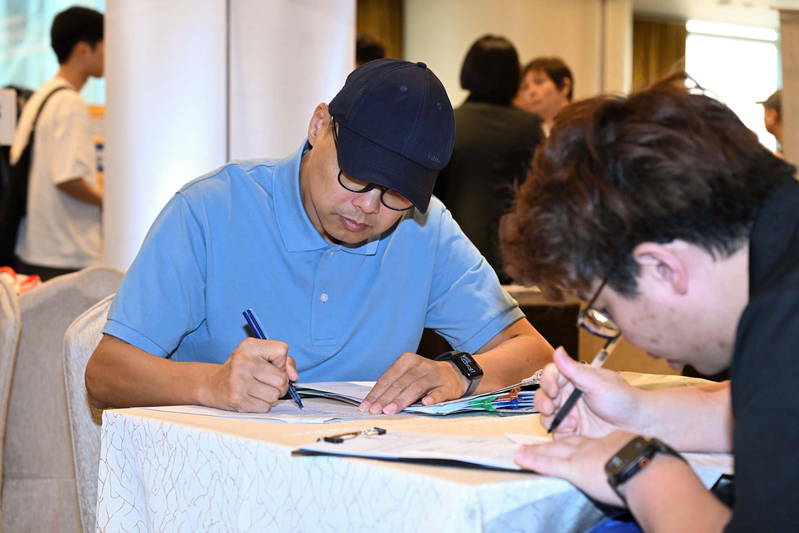 參加者把握機會向30多間參展機構查詢職位／課程資訊、見工面試，又或報讀課程。