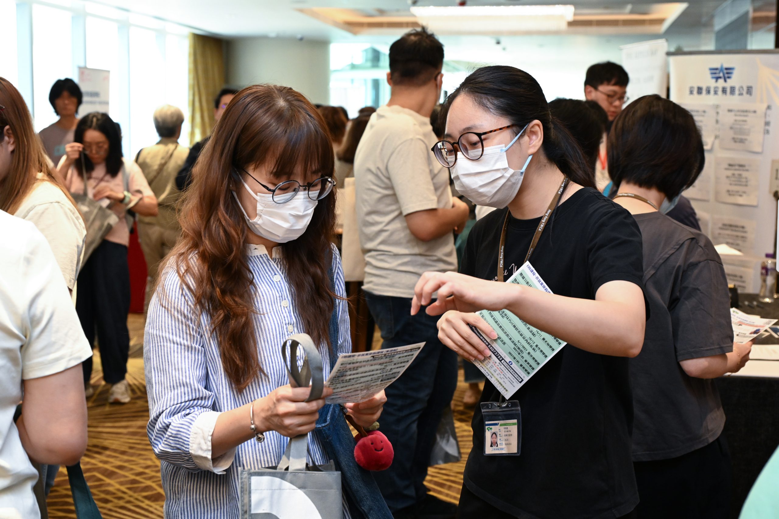 參加者把握機會向30多間參展機構查詢職位／課程資訊、見工面試，又或報讀課程。