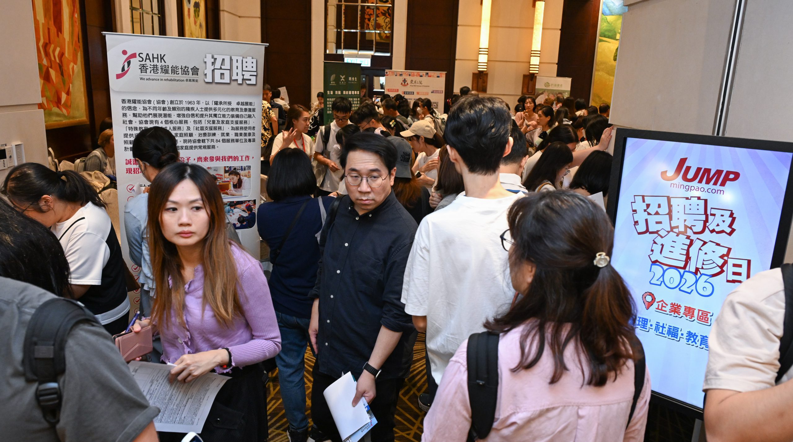 參加者穿梭「護理．社福．教育專區」及「企業專區」兩個專區，抓緊就業及進修機遇。