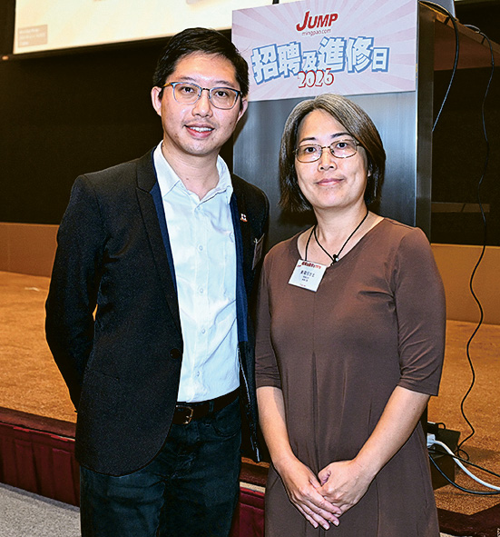 左起：東華三院高級人力資源經理鄧恩龍、東華三院賽馬會復康中心訓練主任黃瑋恒