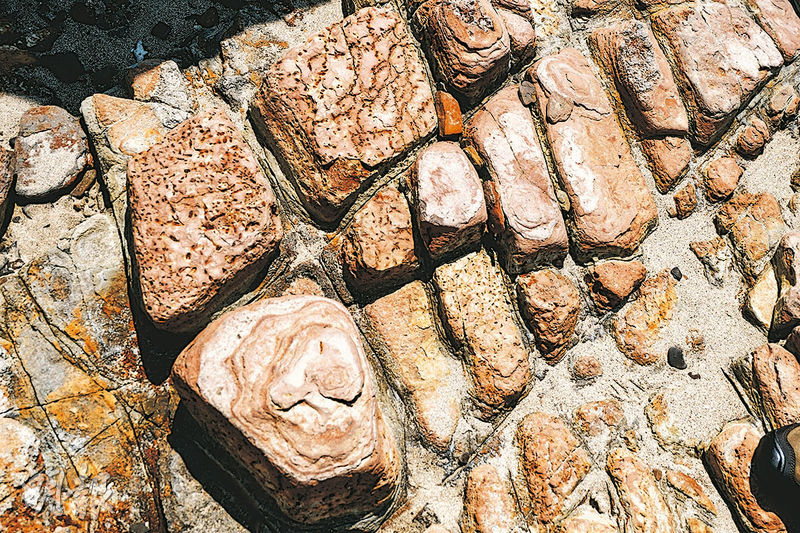 東平洲上形如豆腐的「豆腐岩」。（賴俊傑攝）