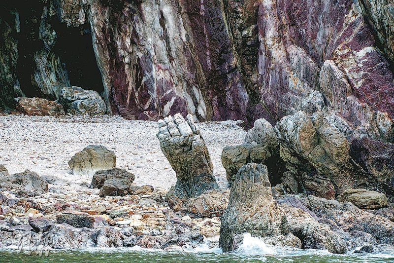 鬼手岩--「鬼手岩」形似漫威電影中的「無限手套」，相信大小朋友也會為之驚歎。（賴俊傑攝）
